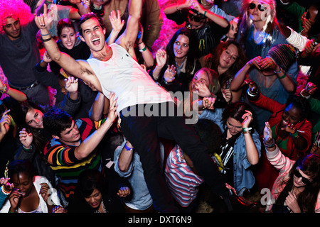 Mann Crowdsurfing beim Musikfestival Stockfoto