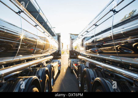 Edelstahl Milchtanks nebeneinander Stockfoto