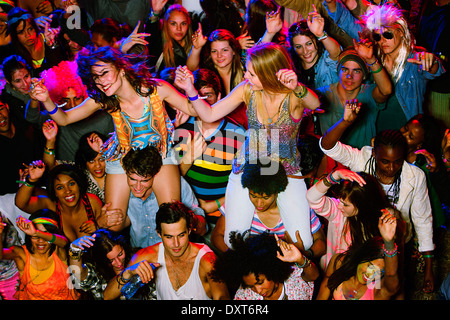 Jubelnden Frauen auf MenÍs Schultern beim Musikfestival Stockfoto