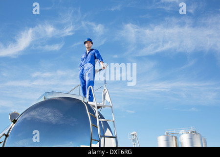 Arbeiter stehen auf Edelstahl Milch tanker Stockfoto