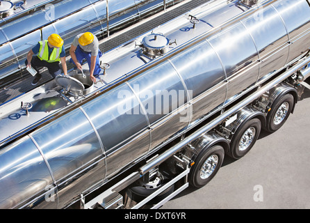 Arbeitnehmer auf Edelstahl Milch tanker Stockfoto