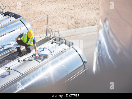 Arbeiter auf der Plattform über Edelstahl Milch tanker Stockfoto