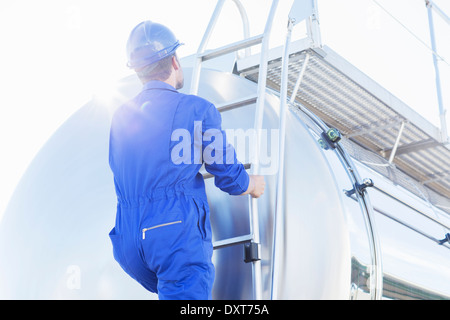 Arbeiter Aufstieg auf Rückseite Edelstahl Milch tanker Stockfoto