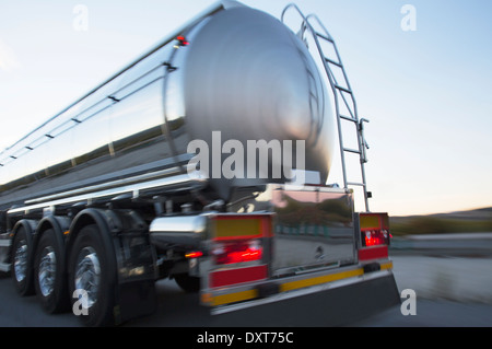 Edelstahl Milch Tanker auf der Straße Stockfoto