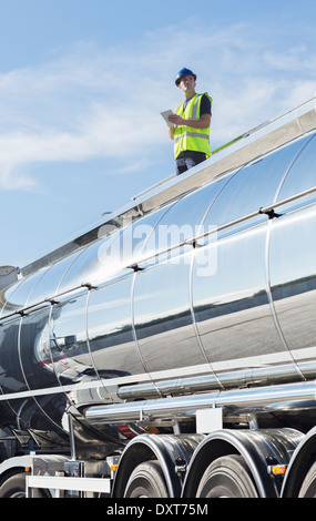 Arbeiter mit digital-Tablette auf Plattform über Edelstahl Milch tanker Stockfoto