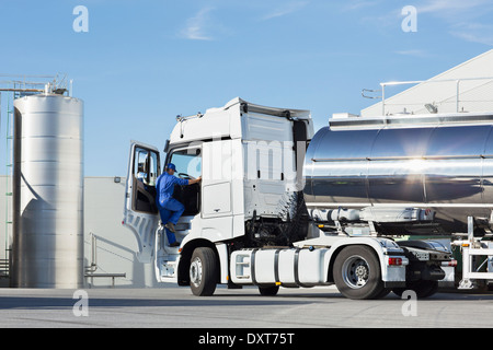 Klettern in Edelstahl Milch Tanker-LKW-Fahrer Stockfoto