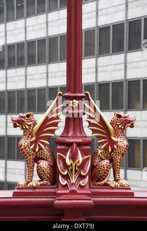 Verzierte roten greifen, schmücken die viktorianischen Lampenpfosten in Holborn Viaduct in der City of London mit Details in Blattgold, herausgesucht. England, UK. Stockfoto