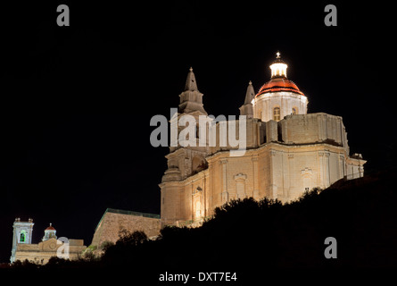 Die Pfarrkirche der Geburt der Jungfrau Maria in Mellieha, in der Nacht. Malta. Stockfoto