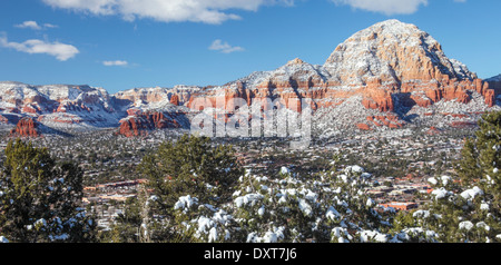 Schnee in Sedona, vom Aussichtspunkt am Flughafen gesehen Stockfoto