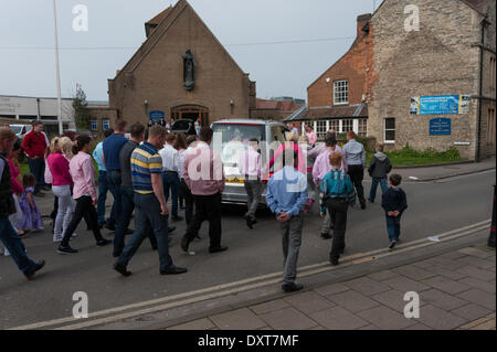 Bicester, Oxfordshire, Vereinigtes Königreich. 30. März 2014. Letzte Woche bei einem Unfall getötet, Totenmesse für Ellie-Mai Doran (2). Die Messe fand in der katholischen Kirche der Unbefleckten Empfängnis in Bicester statt. Es wurde von 150-200 Menschen besucht. Bildnachweis: Desmond Brambley/Alamy Live-Nachrichten Stockfoto