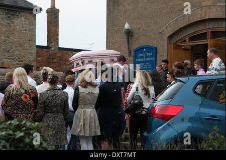 Bicester, Oxfordshire, Vereinigtes Königreich. 30. März 2014. Letzte Woche bei einem Unfall getötet, Totenmesse für Ellie-Mai Doran (2). Die Messe fand in der katholischen Kirche der Unbefleckten Empfängnis in Bicester statt. Es wurde von 150-200 Menschen besucht. Bildnachweis: Desmond Brambley/Alamy Live-Nachrichten Stockfoto