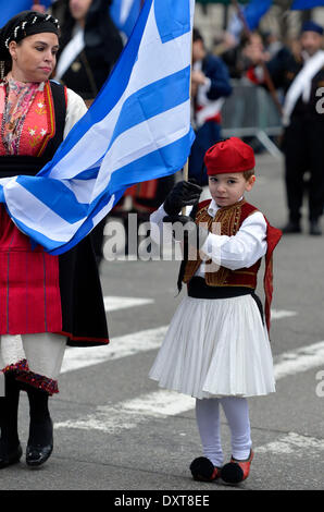 New York, USA. 30. März 2014. Ein wenig Parader besucht die 193. Griechisch Independence Day Parade auf der Fifth Avenue von New York City, 30. März 2014. Bildnachweis: Wang Lei/Xinhua/Alamy Live-Nachrichten Stockfoto