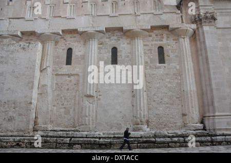 Seite der Kathedrale von Syrakus oder Duomo di Siracusa, über die großen Tempel der Athene, mit der ursprünglichen dorischen Säulen gebaut Stockfoto