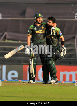 Dhaka, Bangladesch. 30. März 2014. Pakistans Schlagmann Shahid Afridi feiert mit Ahmad Sehzad während des ICC Twenty20 Cricket World Cup-Spiels gegen Bangladesch auf Sher-e-Bangla Nationalstadion in Dhaka, Bangladesch, 30. März 2014. Bangladesch unterlag 50 Runs gegen Pakistan. Bildnachweis: Shariful Islam/Xinhua/Alamy Live-Nachrichten Stockfoto