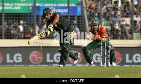 Dhaka, Bangladesch. 30. März 2014. Pakistans Schlagmann Mohammad Hafeez (L) spielt ein Schuss während des ICC Twenty20 Cricket World Cup-Spiels gegen Bangladesch auf Sher-e-Bangla Nationalstadion in Dhaka, Bangladesch, 30. März 2014. Bangladesch unterlag 50 Runs gegen Pakistan. Bildnachweis: Shariful Islam/Xinhua/Alamy Live-Nachrichten Stockfoto