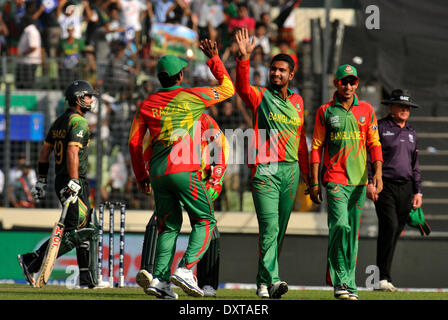 Dhaka, Bangladesch. 30. März 2014. Spieler von Bangladesch feiern nach Herbst Wicket von Pakistan während des ICC Twenty20 Cricket World Cup-Spiels auf Sher-e-Bangla Nationalstadion in Dhaka, Bangladesch, 30. März 2014. Bangladesch unterlag 50 Runs gegen Pakistan. Bildnachweis: Shariful Islam/Xinhua/Alamy Live-Nachrichten Stockfoto