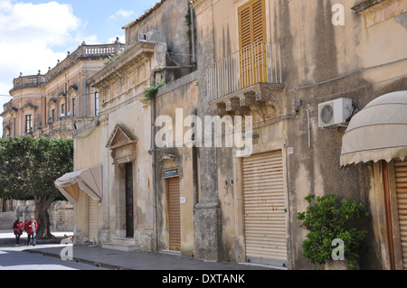 Paar mittleren Alters entlang Corso Vittorio Emanuele, Noto, Sizilien, Italien Stockfoto