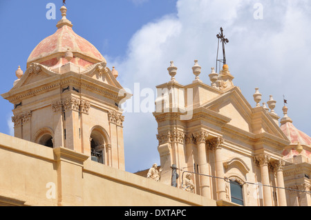 Fassade und Glockenturm der Kathedrale von Noto im Stil des sizilianischen Barocks gebaut, Stockfoto