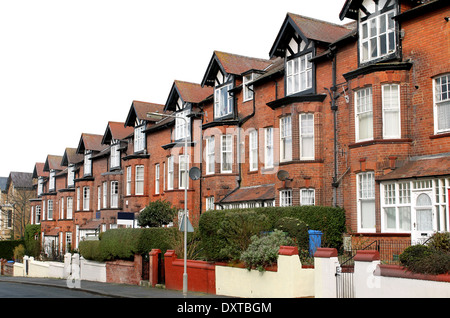 Zeile des alten Reihenhaus befindet sich in einer Straße, Scarborough, England. Stockfoto