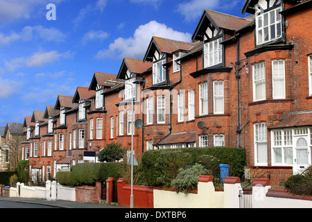 Zeile des alten Reihenhaus befindet sich in einer Straße, Scarborough, England. Stockfoto