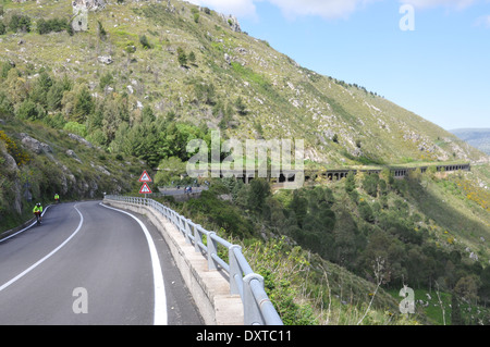 Australischer Radfahrer Touren Sizilien, Reiten auf der Strada Statale 186 Osten von Partinico, Sizilien, Italien Stockfoto