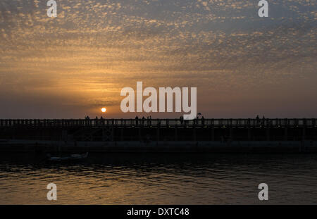 Tel Aviv, Israel. 29. März 2014. Menschen sind gegen den Sonnenuntergang an einem Pier in Tel Aviv, Israel, am 29. März 2014 Silhouette. © Li Rui/Xinhua/Alamy Live-Nachrichten Stockfoto