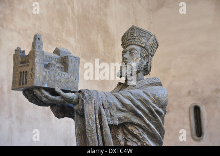 Statue von William II bietet die Monreale Kathedrale der Jungfrau Maria. Stockfoto