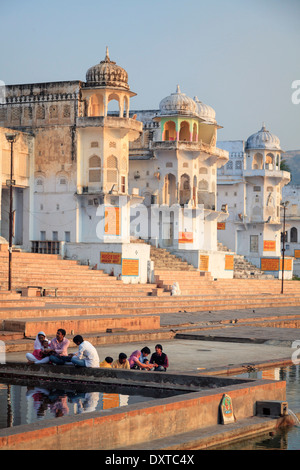 Indien, Rajasthan, Pushkar Heiligen Stadt, Baden Ghats am See Stockfoto