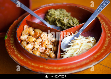 Typische burmesische Gewürze in einem Restaurant in den Ruinen von Bagan, Myanmar Stockfoto
