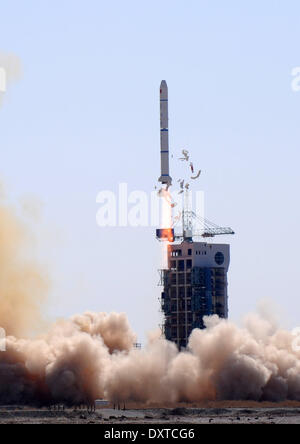 Jiuquan, Chinas Provinz Gansu. 31. März 2014. Eine langen März - 2C-Trägerrakete mit Chinas Shijian-11-06 Sat Blasten von der Startrampe auf die Jiuquan Satellite Launch Center in Jiuquan, Nordwesten Chinas Provinz Gansu, 31. März 2014 aus. China startete erfolgreich die Versuchssatelliten in den voreingestellten Orbit vom Jiuquan Satellite Launch Center in seiner nordwestlichen Wüste Gobi am Montagmorgen. © Zhu Xiang/Xinhua/Alamy Live-Nachrichten Stockfoto