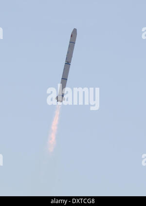 Jiuquan, Chinas Provinz Gansu. 31. März 2014. Eine langen März - 2C-Trägerrakete mit Chinas Shijian-11-06 Sat Blasten von der Startrampe auf die Jiuquan Satellite Launch Center in Jiuquan, Nordwesten Chinas Provinz Gansu, 31. März 2014 aus. China startete erfolgreich die Versuchssatelliten in den voreingestellten Orbit vom Jiuquan Satellite Launch Center in seiner nordwestlichen Wüste Gobi am Montagmorgen. © Zhu Xiang/Xinhua/Alamy Live-Nachrichten Stockfoto