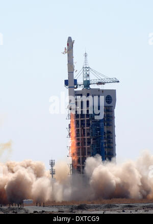 Jiuquan, Chinas Provinz Gansu. 31. März 2014. Eine langen März - 2C-Trägerrakete mit Chinas Shijian-11-06 Sat Blasten von der Startrampe auf die Jiuquan Satellite Launch Center in Jiuquan, Nordwesten Chinas Provinz Gansu, 31. März 2014 aus. China startete erfolgreich die Versuchssatelliten in den voreingestellten Orbit vom Jiuquan Satellite Launch Center in seiner nordwestlichen Wüste Gobi am Montagmorgen. © Zhu Xiang/Xinhua/Alamy Live-Nachrichten Stockfoto