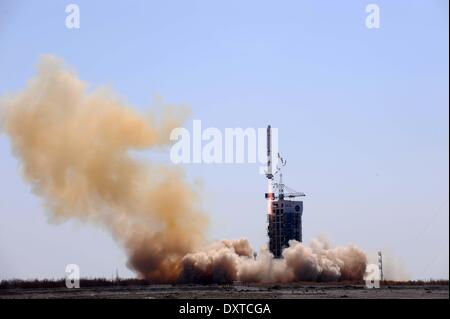 Jiuquan, Chinas Provinz Gansu. 31. März 2014. Eine langen März - 2C-Trägerrakete mit Chinas Shijian-11-06 Sat Blasten von der Startrampe auf die Jiuquan Satellite Launch Center in Jiuquan, Nordwesten Chinas Provinz Gansu, 31. März 2014 aus. China startete erfolgreich die Versuchssatelliten in den voreingestellten Orbit vom Jiuquan Satellite Launch Center in seiner nordwestlichen Wüste Gobi am Montagmorgen. © Zhu Xiang/Xinhua/Alamy Live-Nachrichten Stockfoto