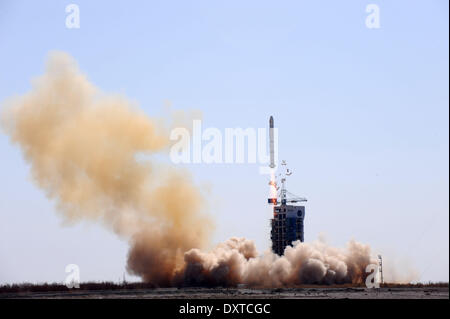 Jiuquan, Chinas Provinz Gansu. 31. März 2014. Eine langen März - 2C-Trägerrakete mit Chinas Shijian-11-06 Sat Blasten von der Startrampe auf die Jiuquan Satellite Launch Center in Jiuquan, Nordwesten Chinas Provinz Gansu, 31. März 2014 aus. China startete erfolgreich die Versuchssatelliten in den voreingestellten Orbit vom Jiuquan Satellite Launch Center in seiner nordwestlichen Wüste Gobi am Montagmorgen. © Zhu Xiang/Xinhua/Alamy Live-Nachrichten Stockfoto