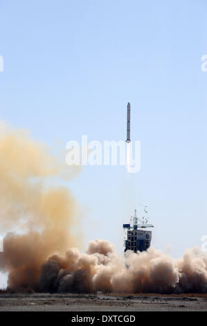 Jiuquan, Chinas Provinz Gansu. 31. März 2014. Eine langen März - 2C-Trägerrakete mit Chinas Shijian-11-06 Sat Blasten von der Startrampe auf die Jiuquan Satellite Launch Center in Jiuquan, Nordwesten Chinas Provinz Gansu, 31. März 2014 aus. China startete erfolgreich die Versuchssatelliten in den voreingestellten Orbit vom Jiuquan Satellite Launch Center in seiner nordwestlichen Wüste Gobi am Montagmorgen. © Zhu Xiang/Xinhua/Alamy Live-Nachrichten Stockfoto