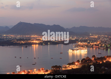 Indien, Rajasthan, Udaipur, erhöhten Blick auf Lake Pichola und Udaipur Stadt Stockfoto