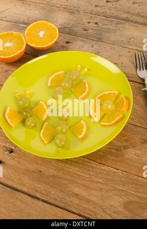 Fruchtige Schmetterlinge, ein Vorschlag für ein kreatives Kind dessert Stockfoto