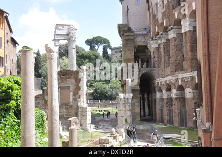 Der Tempel des Apollo Sosianus neben dem Theater des Marcellus, Rom Stockfoto