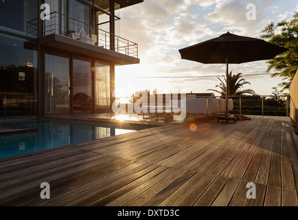 Sonne hinter Luxus-Haus mit pool Stockfoto