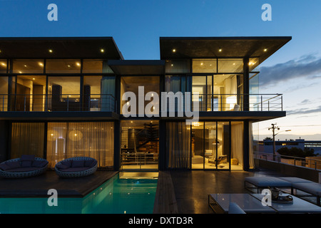 Luxus-Haus mit Pool in der Nacht beleuchtet Stockfoto