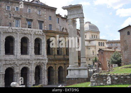 Der Tempel des Apollo Sosianus neben dem Theater von Marcellus und der Großen Synagoge von Rom im Hintergrund Stockfoto