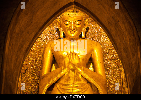 Riesigen goldenen Buddha, Ananda Pahto buddhistischen Tempel, Bagan Myanmar Stockfoto