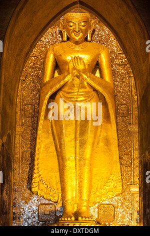 Riesigen goldenen Buddha, Ananda Pahto buddhistischen Tempel, Bagan Myanmar Stockfoto