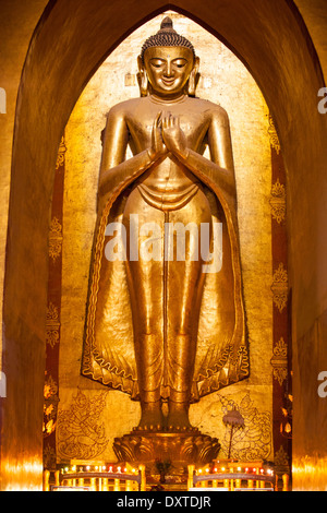 Riesigen goldenen Buddha, Ananda Pahto buddhistischen Tempel, Bagan Myanmar Stockfoto