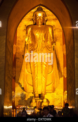 Riesigen goldenen Buddha, Ananda Pahto buddhistischen Tempel, Bagan Myanmar Stockfoto