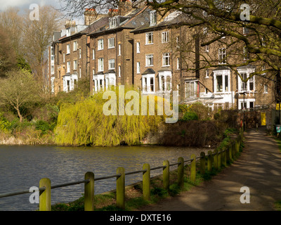 Einen Teich auf Hampstead Heath, London mit Häusern auf South Hill Park im Hintergrund Stockfoto