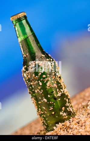 Eis kalt grüne ungekennzeichnete Flasche Bier in der Strand-Konzept Stockfoto