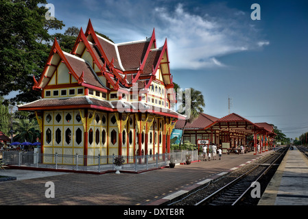 Bahnhof Hua hin mit dem Königlichen Pavillon, der in der Vergangenheit von der Königlichen Monarchie bei einem Besuch der Stadt genutzt wurde Stockfoto