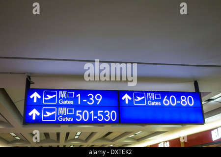 Boarding Gates Zeichen in Hong Kong Flughafen Stockfoto