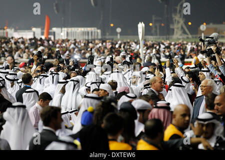 Dubai, Vereinigte Arabische Emirate. 29. März 2014. Impressionen: Racegoers im Kaftan Stil genießen Sie die Rennen. Bildnachweis: Dpa picture Alliance/Alamy Live News Stockfoto